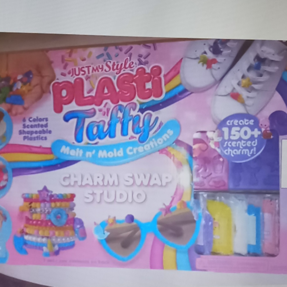 Plasti Taffy melt n mold Charm swap studio